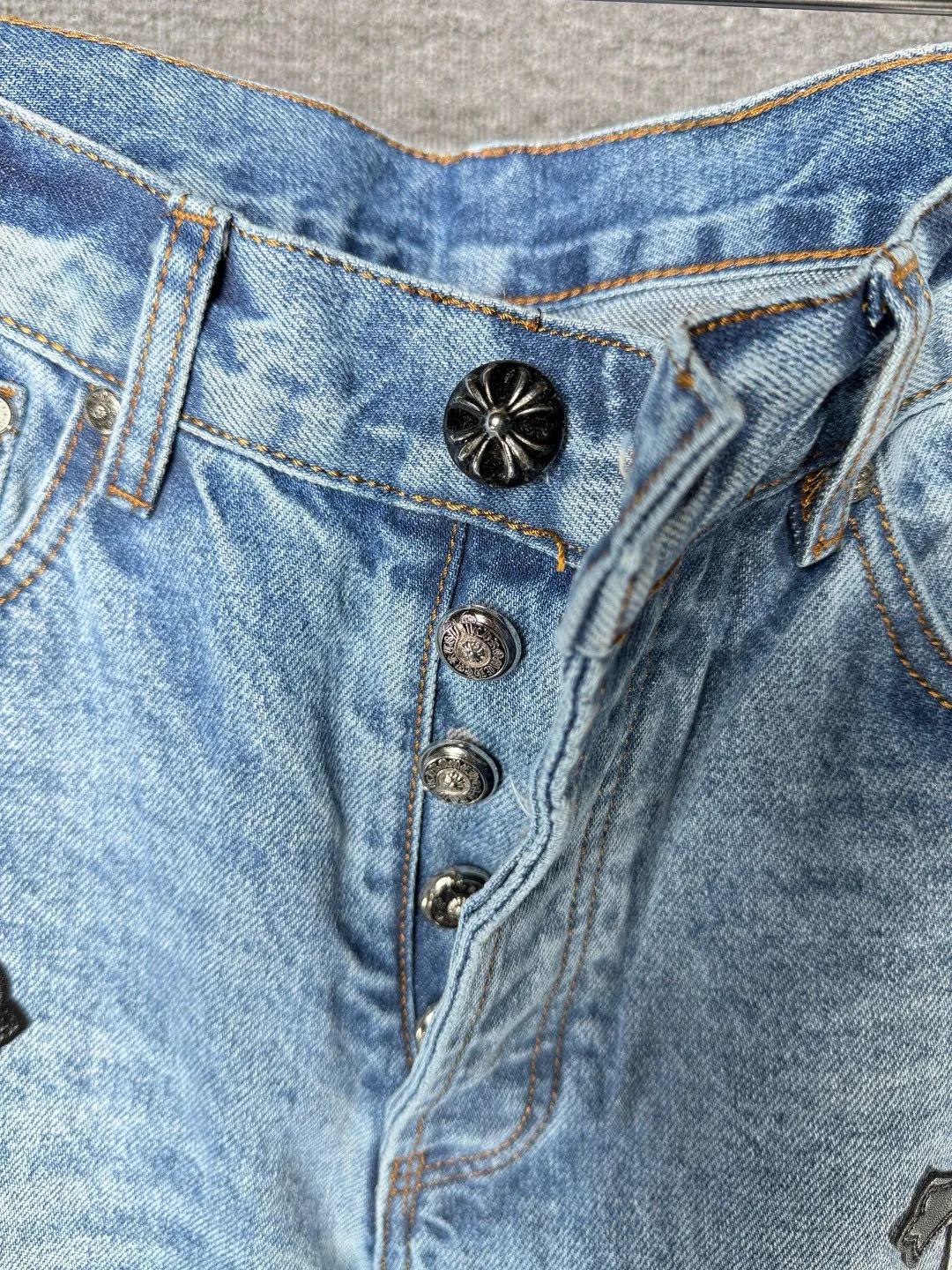 P270 💰 (Top version) Chrome Hearts blue pants black white blue multi-leather jeans Top version Chrome Hearts Chrome Hearts jeans with leather jeans It is known that chromehearts jeans use vintage Levis jeans as the base for creation, usually adding their own unique silver buckles and silver ornaments, plus leather embellishments. This is what doubles the value of these vintage jeans, because the base is Vintage jeans, jeans themselves have become very soft and comfortable after years of baptism, which can be distinguished from ordinary jeans. Regarding the size, you should also refer to the pants data. Color: blue Size: 28-30-32-34-36 (corresponding to S-M-L-XL-XXL)